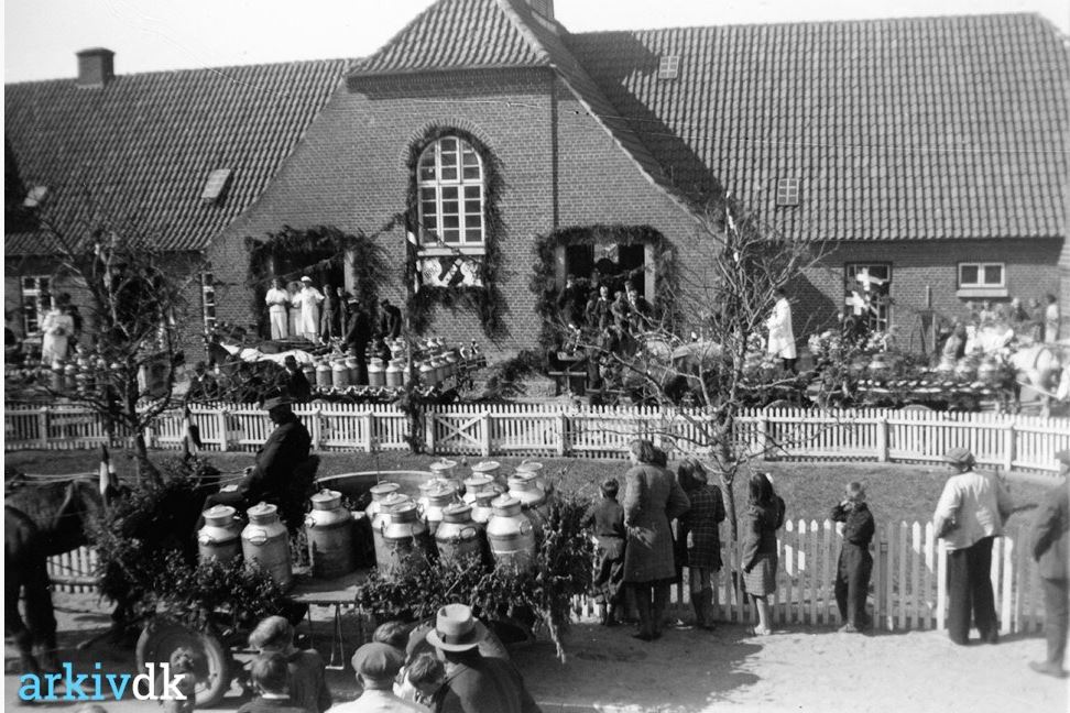 Historisk billede af åbningsdagen med hestevogne og mælkejunger