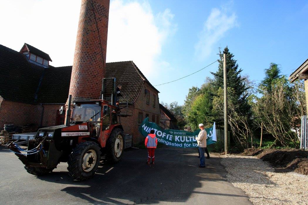 Stor banner foran kulturhuset, hvor kulturhuset dannes