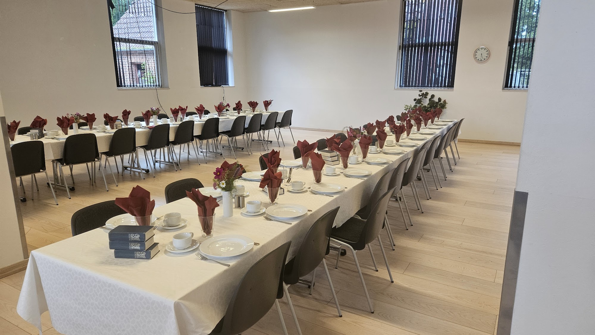 Salen med opstilling af borde og stole